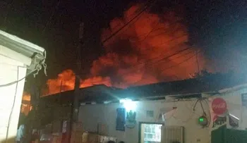 Incendio deja un muerto y decenas de viviendas afectadas en Santiago