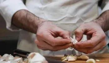 Los hombres que comen ajo son más atractivos para las mujeres