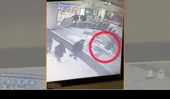 Un jovencito de 14 años se lanza de cuarto piso tras discutir con su novia (VIDEO)