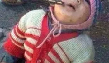 Hallan fotografía de una niña a punto de ser decapitada por el Estado Islámico  