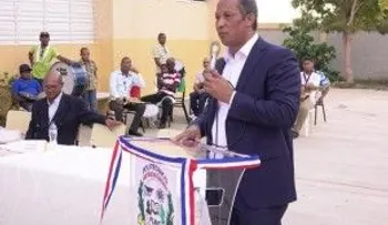 Senador Dionis Sánchez encabeza operativo reparación viviendas en Pedernales