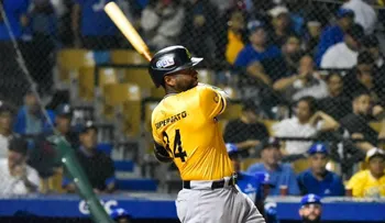 Águilas doblegan al Licey y colocan su número mágico en 8