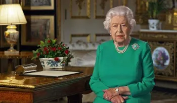La reina Isabel II y su esposo reciben la vacuna contra el covid