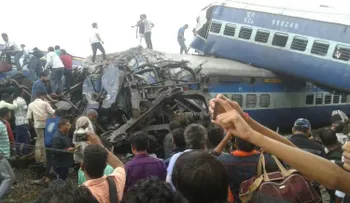 Suman 23 cantidad de muertos por descarrilamiento de tren en la India 