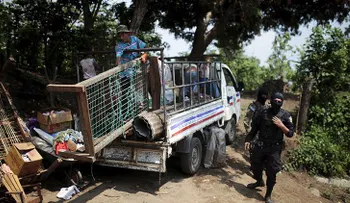 Correr o morir: Salvadoreños atemorizados migran en masa a EE.UU.