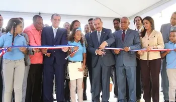 Presidente Medina entrega 4 escuelas en Barahona