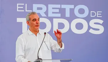 Presidente Abinader llama a respaldar inicio del año escolar y entrega techado de cancha en Jimaní