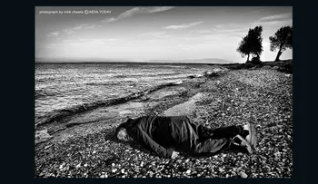 Ai Weiwei posa para una fotografía como Alan Kurdi, el niño sirio que se ahogó