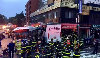 Choque de dos autobuses deja tres muertos y siete heridos en NY