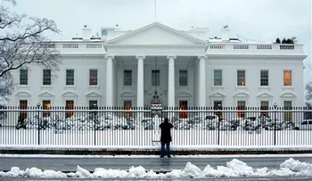 Tormenta de nieve cierra actividad gobierno EEUU