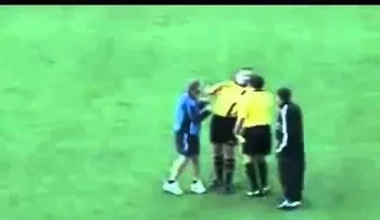 Expulsan un árbitro en partido fútbol por borracho; otro por orinar en en el lugar