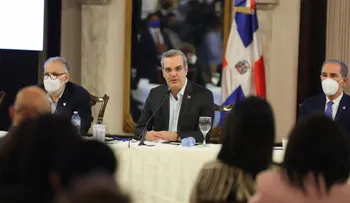 Presidente Abinader se compromete a que el periodismo en el país sea garantía de transparencia