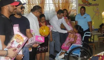 Director de la ONDA, Trajano Santana, entrega juguetes en albergue de niños especiales