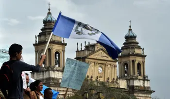 Inmersos en una crisis política, los guatemaltecos van a las urnas para elegir presidente