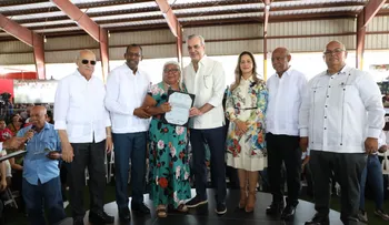 Abinader entrega 819 títulos de propiedad en Esperanza
