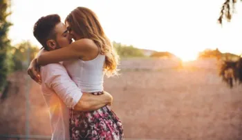 7 tipos de besos con tu pareja que se harán adictos a ellos