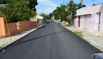 Obras Públicas continúa asfaltado de calles en Barahona