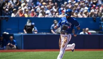 Azulejos vencen a Astros; Reyes da 2 hits y se roba 3 bases 