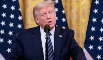 Trump borra tuit con video de hombre que grita "poder blanco"