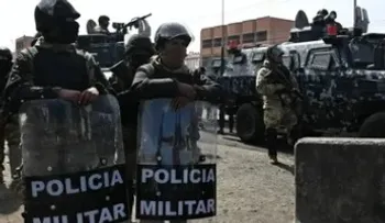 Policía y campesinos se enfrentan en la primera protesta contra el estado de excepción en Bolivia