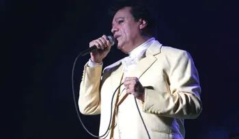 Expresan pesar por muerte de Juan Gabriel