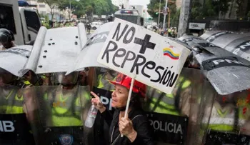 Opositores venezolanos retienen a policías para pedir "canje" de un detenido