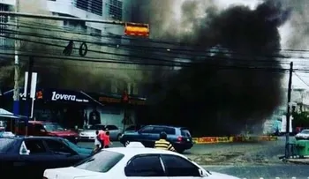 Incendio afecta reconocido centro de diversión en Santiago