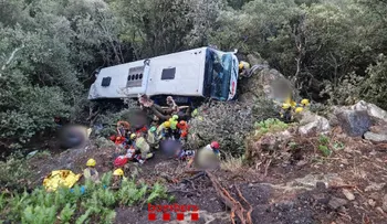 Un autobús cae por un terraplén de 20 metros en Barcelona tras chocar con un turismo: al menos 83 heridos, siete graves