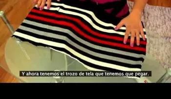 Ella comienza a cortar su suéter viejo. Cuando descubrí por quéâ?¦ ¡NECESITO UNO!
