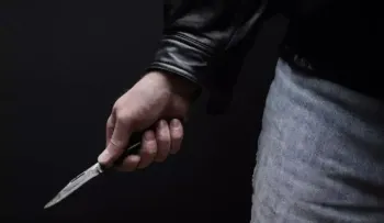 Ataque brutal: Hombre incendia la casa; luego apuñala a su pareja y a su hijo de 6 años 
