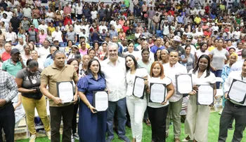 Abinader entrega 1,600 títulos en La Romana