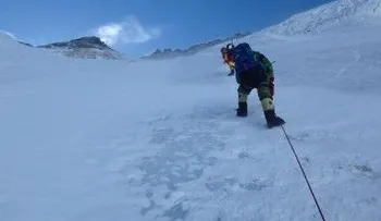 El dominicano Karim Mella logra por segunda vez escalar el Monte Everest