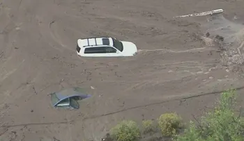 Inundaciones y deslaves dejan atrapados a conductores en California