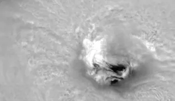 Huracán Florence podría causar derramamiento de químicos tóxicos en su camino por EE.UU., alerta la EPA