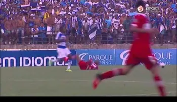 Pierde el balón en pleno partido por un fantasma (VIDEO)