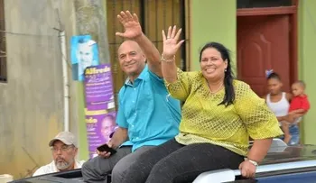 Precandidata alcaldesa Isabel de la Cruz y diputado Hugo Fortuna realizan recorrido en SDE
