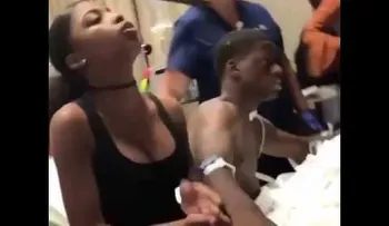 Su novia y su amante lo visitan juntas en el hospital y se arma una bronca 