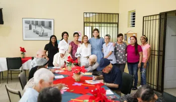 Raquel Peña lleva esperanza navideña a Santiago