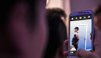 Un hombre en estado de coma por usar celular estaba cargando 