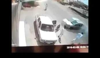 Un hombre salva a su rival en el último momento