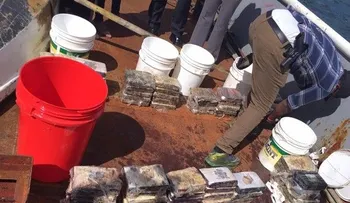 Decomisan 79 paquetes de droga en un barco