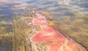 Productos químicos de origen desconocido tiñen de rojo las aguas de un río ruso (VIDEO)
