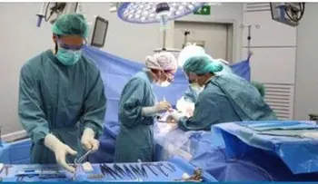 Este cirujano admite que marcó sus iniciales en el hígado de sus pacientes durante las operaciones