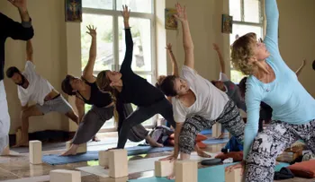  Ponen en dudas beneficios para la salud de yoga practicado a alta temperatura 