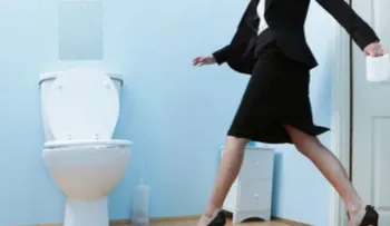 ¿Qué pasa si te sientas en un inodoro mojado de orina?