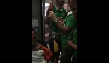 Hinchas irlandeses cantan una canción de cuna para hacer dormir a un bebé