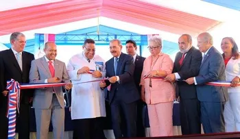 Medina entrega el remozado Hospital Marcelino Vélez