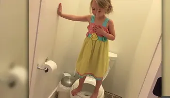 Madre se quiebra al ver a su hija de 3 años haciendo un simulacro de cierre