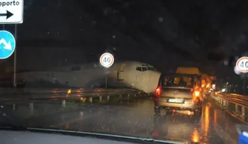 Un avión se salió de la pista de aterrizaje y se estrelló en una carretera