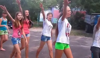 Video: Saludos nazis en una colonia de verano en Ucrania